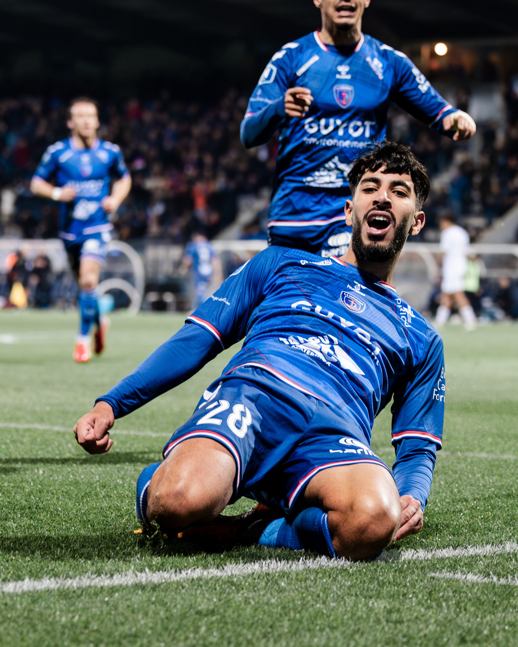 Joueur US Concarneau célébrant un but